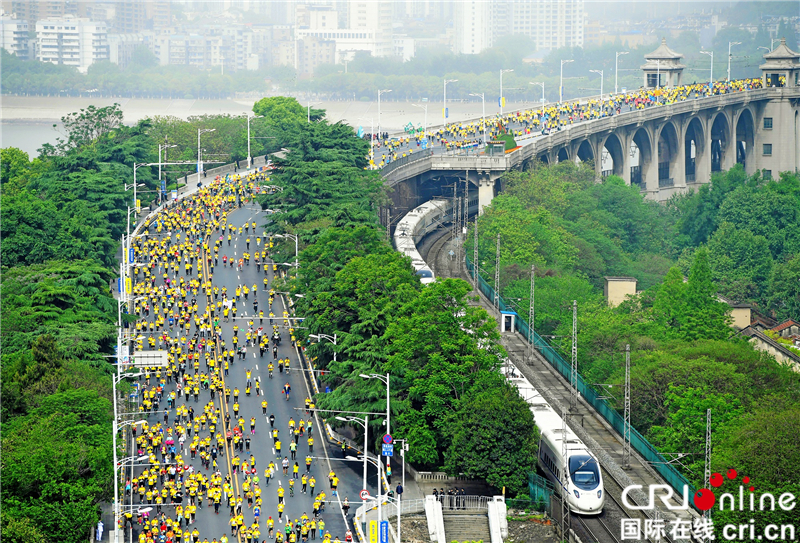 【湖北】【CRI原創】2019武漢馬拉松報名啟動 首設軍運方陣和軍運跑團