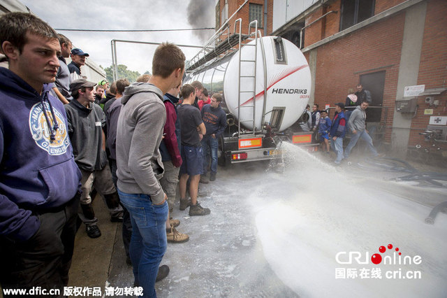 比利时农民倾倒牛奶 抗议奶制品价格下跌