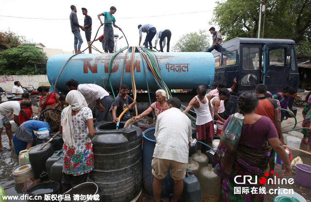 印度首都20%居民無自來水供應 靠水罐車運水