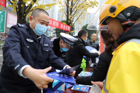 重慶大渡口區公安分局交巡警支隊積極開展122全國交通安全日宣傳活動