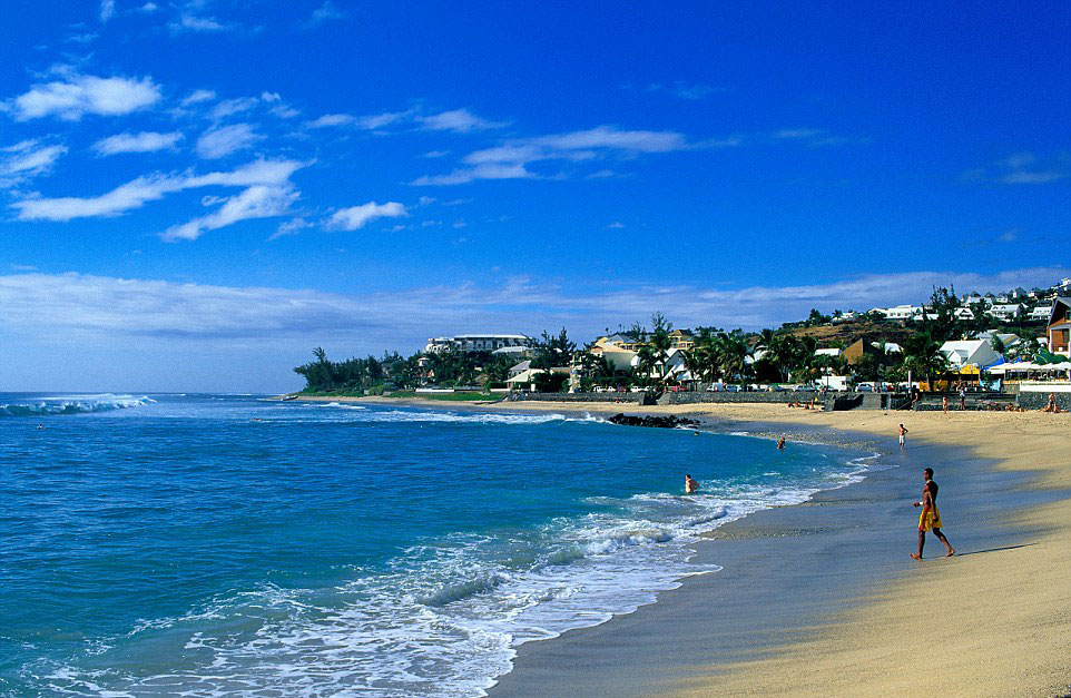 疑似MH370残骸地发现中国矿泉水瓶 疑似MH370残骸地发现中国矿泉水瓶