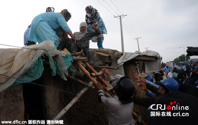 巴基斯坦当局强拆阿富汗难民村庄 遭村民激烈抵抗