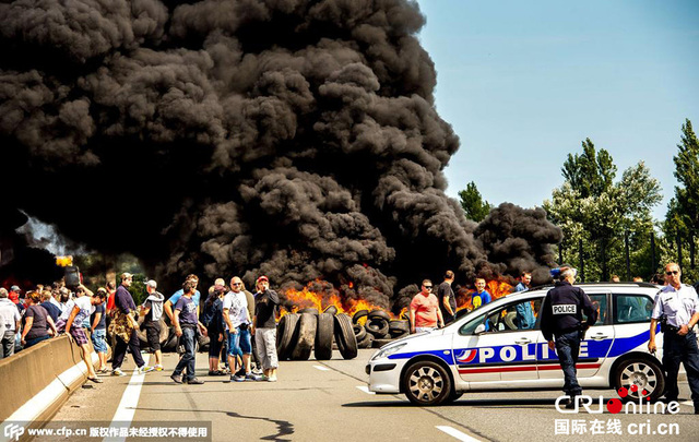 法国加来工人罢工 燃烧轮胎封锁海峡通道
