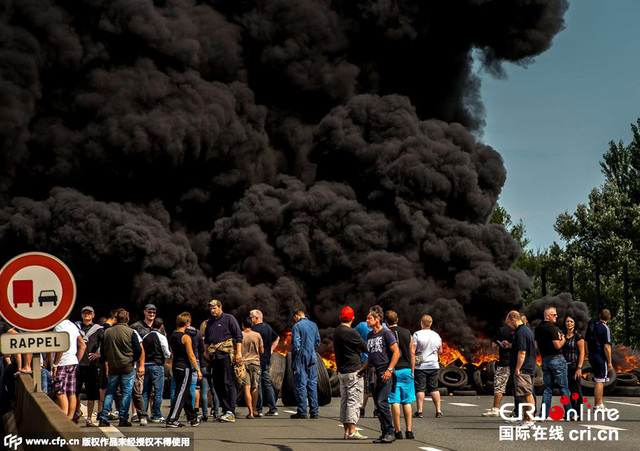 法国加来工人罢工 燃烧轮胎封锁海峡通道