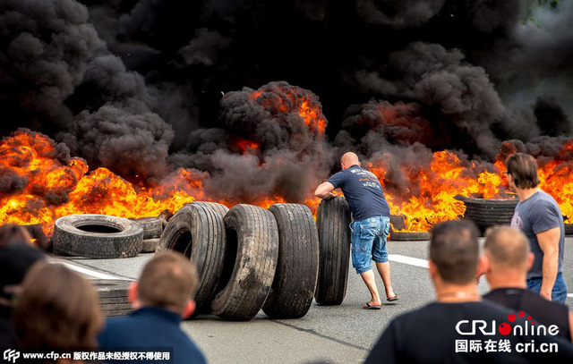 法國加來工人罷工 燃燒輪胎封鎖海峽通道