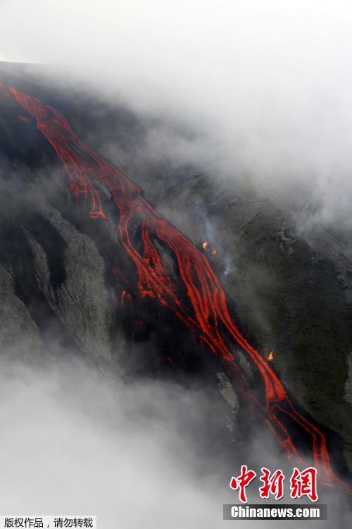 法国留尼旺岛富尔奈斯火山喷发 灼热熔岩流出如红色缎带