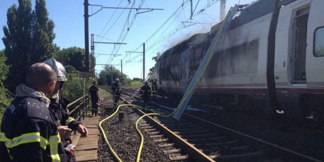 法国一高铁列车起火 近300名乘客被疏散