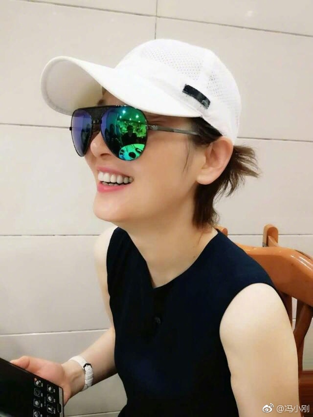 冯小刚劝女人别查老公手机 网友:说的是亲身经历？ - 国际在线移动版
