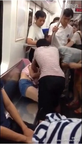 武汉地铁两女子抢座 上演撕衣大战