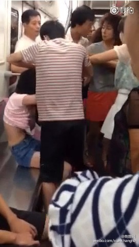 武汉地铁两女子抢座 上演撕衣大战