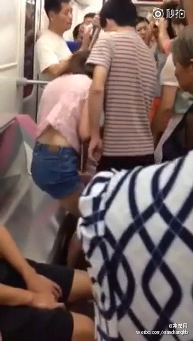 武汉地铁两女子抢座 上演撕衣大战