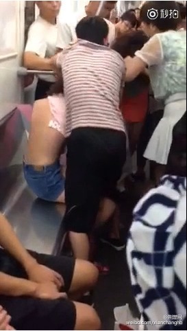 武汉地铁两女子抢座 上演撕衣大战