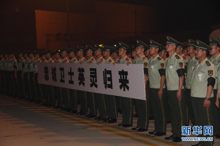 8月1日晚，在禮兵的護(hù)送下，覆蓋著中華人民共和國(guó)國(guó)旗的張楠烈士靈柩被緩緩抬下飛機(jī)，送上靈車。隨著一架客機(jī)1日晚徐徐降落在濟(jì)南遙墻國(guó)際機(jī)場(chǎng)，在我索馬里使館所在酒店遭遇恐怖襲擊事件中英勇?tīng)奚奈荫v索馬里使館警衛(wèi)人員、武警山東總隊(duì)臨沂支隊(duì)上士張楠烈士靈柩終于從萬(wàn)里之外回到了他魂?duì)繅?mèng)繞的祖國(guó)。2名在恐怖襲擊中負(fù)傷的武警戰(zhàn)士趙團(tuán)軍、王旗也隨機(jī)護(hù)送。新華社發(fā)（盧亞其 攝）