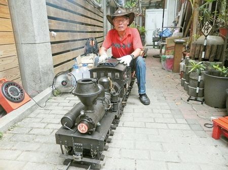 臺“老頑童”手工打造迷你版蒸汽小火車 造型超吸睛