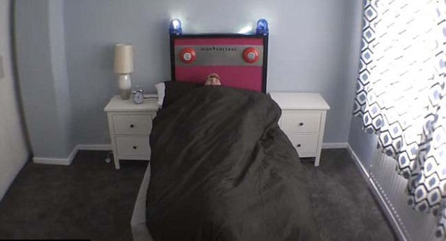 英“奇葩發明家”最新力作：能把賴床者彈出去的床