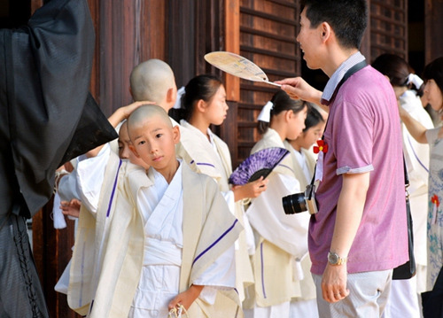 日本寺庙举行中小学生剃度仪式授袈裟法号