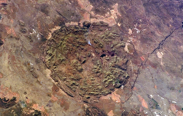 衛星拍到南非神奇正圓形岩石地貌 源自13億年前火山活動