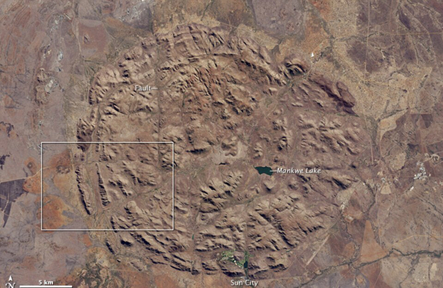 衛星拍到南非神奇正圓形岩石地貌 源自13億年前火山活動