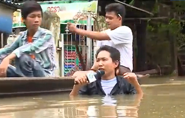 緬甸記者被洪水沒過脖子堅持播報災情