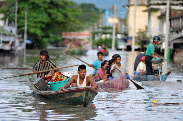 緬甸記者被洪水沒過脖子堅持播報災情