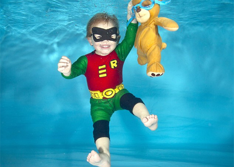 宝宝的造型来自于涅槃乐队《从不介意》专辑的封面(网页截图)纯洁的水