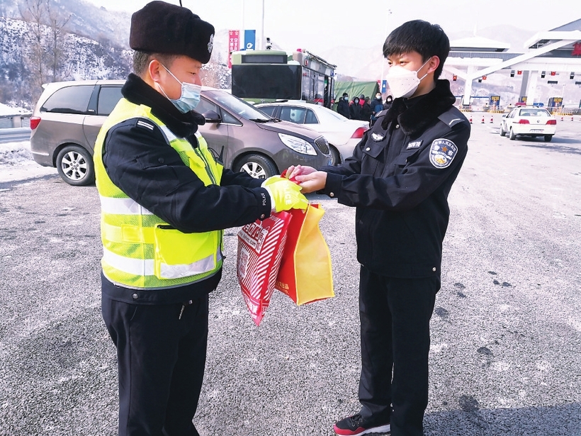 吉林警察学院大三学生王子轩向参加疫病防控的集安一线执勤民警捐赠