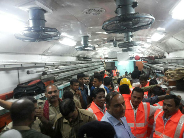 印度两列火车脱轨 致至少12人遇难