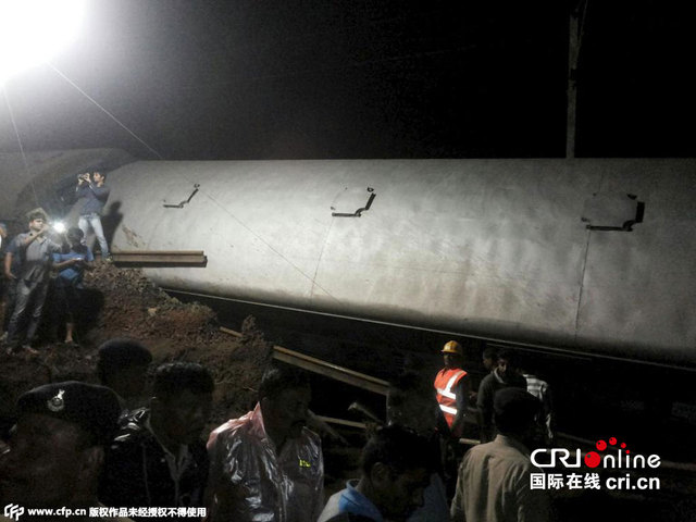 印度两列火车脱轨 致至少12人遇难