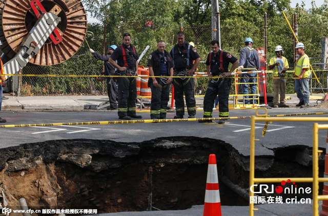 紐約布魯克林路面驚現巨大"天坑"