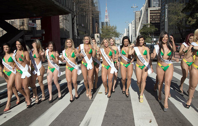 巴西“美臀小姐”决赛在即 选手集体穿比基尼上街拉票