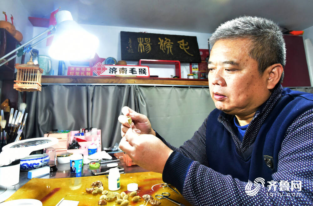 济南非遗产传人“毛猴杨”：融入面塑纸雕技艺，用毛猴复现老济南的旧日烟火气