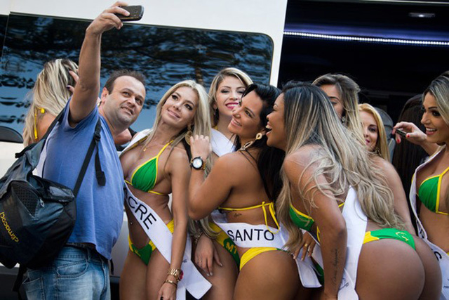 巴西“美臀小姐”决赛在即 选手集体穿比基尼上街拉票