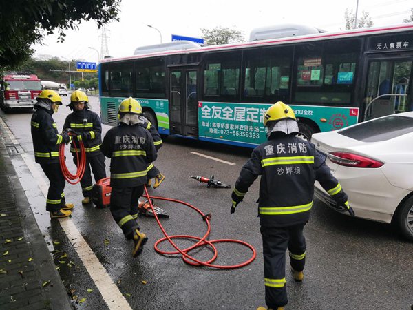 重慶高新區交巡警聯合多部門開展公交車道路交通事故應急演練