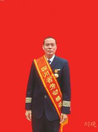 英雄机长刘传健：在劳动中创新 在劳动中奉献