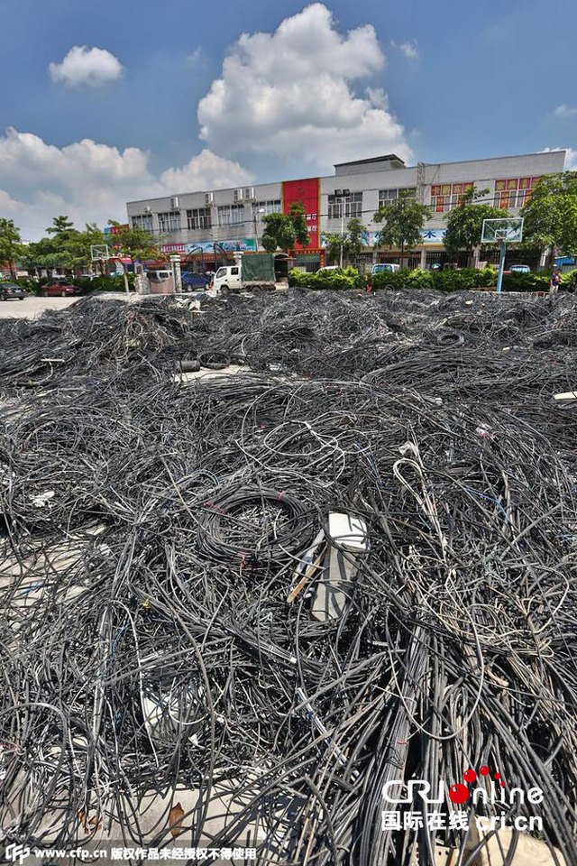 廣州城中村剪除50余噸"電線蜘蛛網" 鋪滿籃球場 廣州城中村剪除50余噸"電線蜘蛛網" 鋪滿籃球場