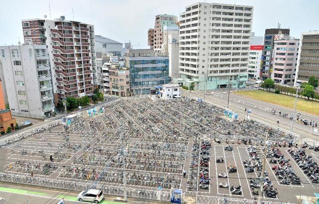 日本大型自行车停车场宛如迷宫