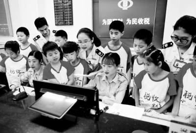 （县域经济）南京小学生在高新区国税局办税大厅了解税收