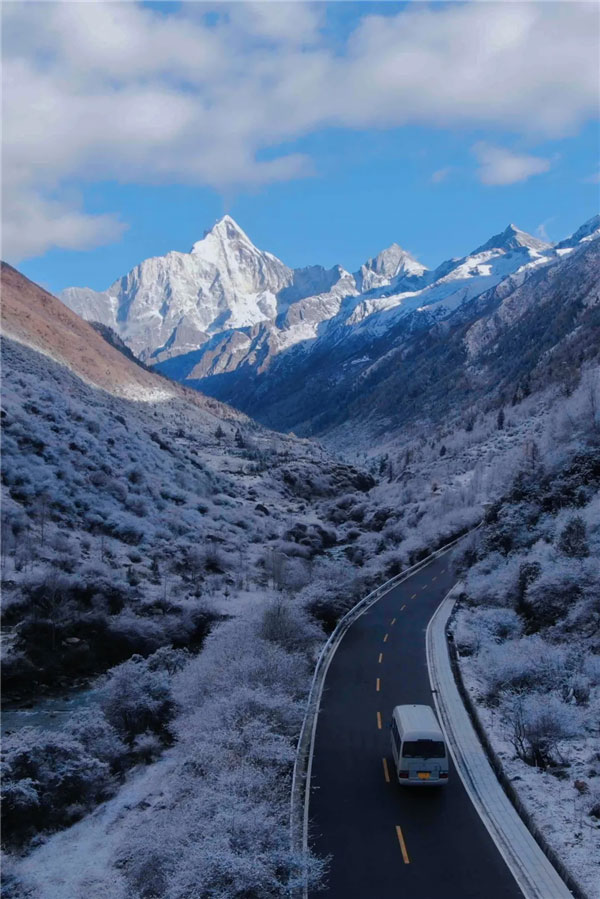 冬天的四川阿壩州四姑娘山沒有都市的喧囂,只有大山的靜謐,暖陽,村民