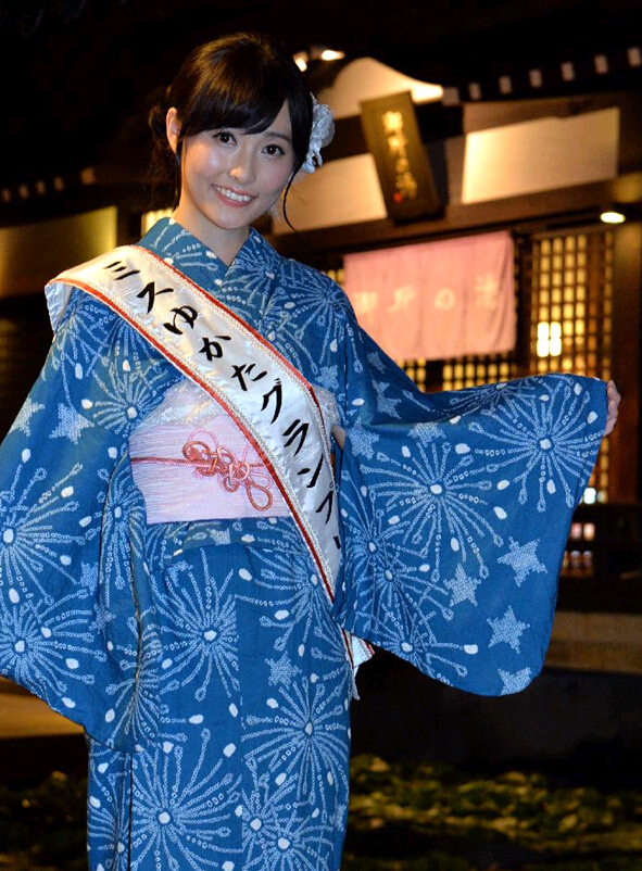 日本嫩模摘得“夏季和服小姐”桂冠