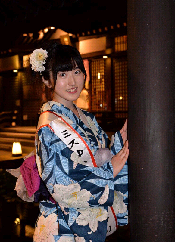 日本嫩模摘得“夏季和服小姐”桂冠