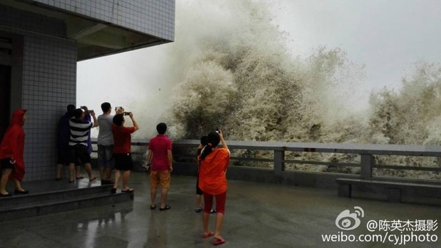 强台风“苏迪罗”袭击福建 大风致路人站不稳