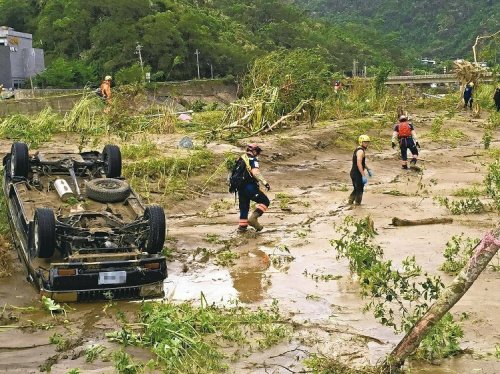 台风致台湾新北乌来成孤岛 2100人受困百人失联 台风致台湾新北乌来成孤岛 2100人受困百人失联