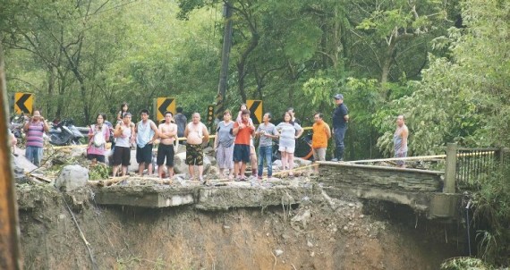 台风致台湾新北乌来成孤岛 2100人受困百人失联 台风致台湾新北乌来成孤岛 2100人受困百人失联