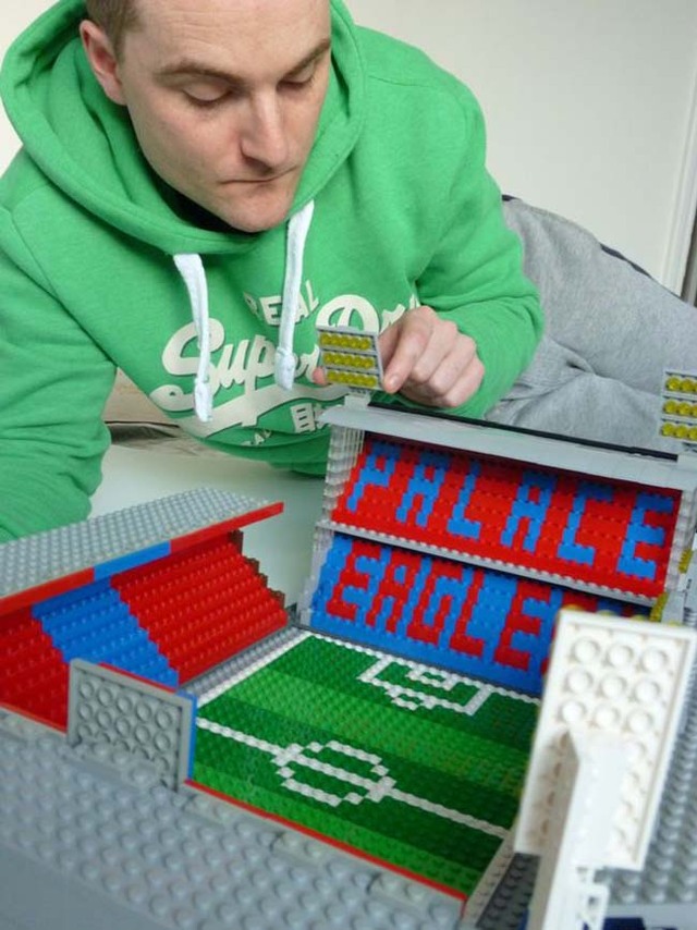高手在民間：英國球迷打造微型樂高足球場