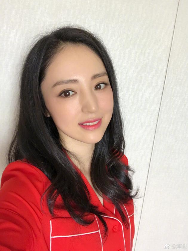 辣妈董璇晒照卷发红唇超迷人 网友却要新鲜自拍
