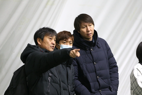 中国国家男子足球队主教练李铁现身延边 对青少年球员寄予厚望