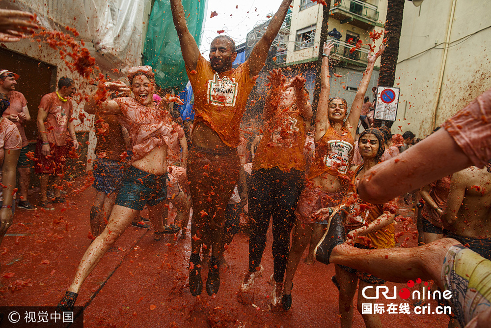 成千人聚集在西班牙小镇布尼奥尔,参加全球知名的"tomatina"番茄大战