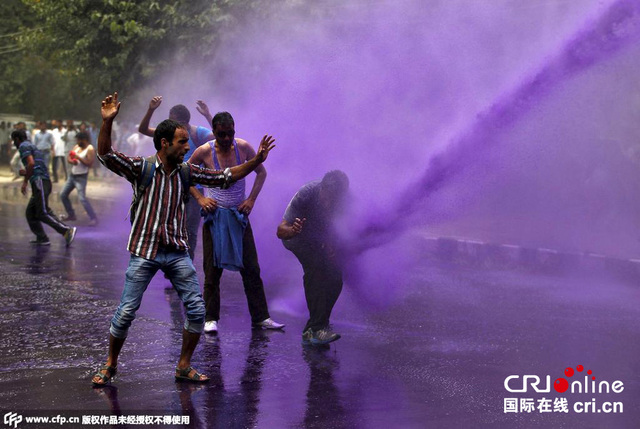 印度政府雇员抗议拖欠工资 警方喷"紫水"驱散示威者