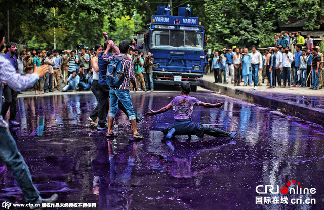 印度政府雇员抗议拖欠工资 警方喷"紫水"驱散示威者