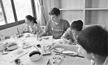 画水墨画 看汉服秀 德国中学生“迷”上中国传统文化